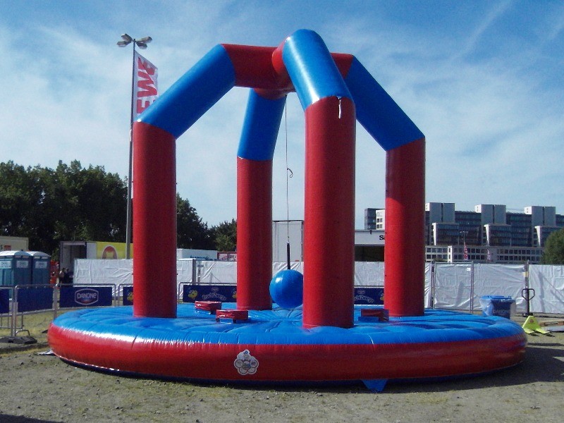 Swing ´em off / Riesenpendel / Hüpfburg / Luftkissen / Pendel / Teamspiel 
