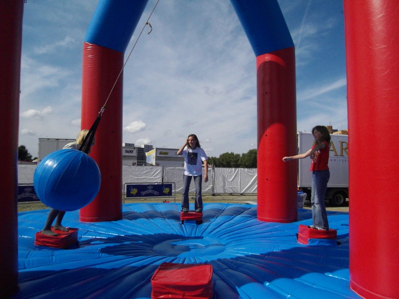 Swing ´em off / Riesenpendel / Hüpfburg / Luftkissen / Pendel / Teamspiel – 2