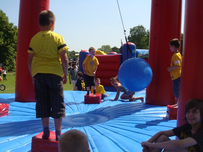 Swing ´em off / Riesenpendel / Hüpfburg / Luftkissen / Pendel / Teamspiel – 3