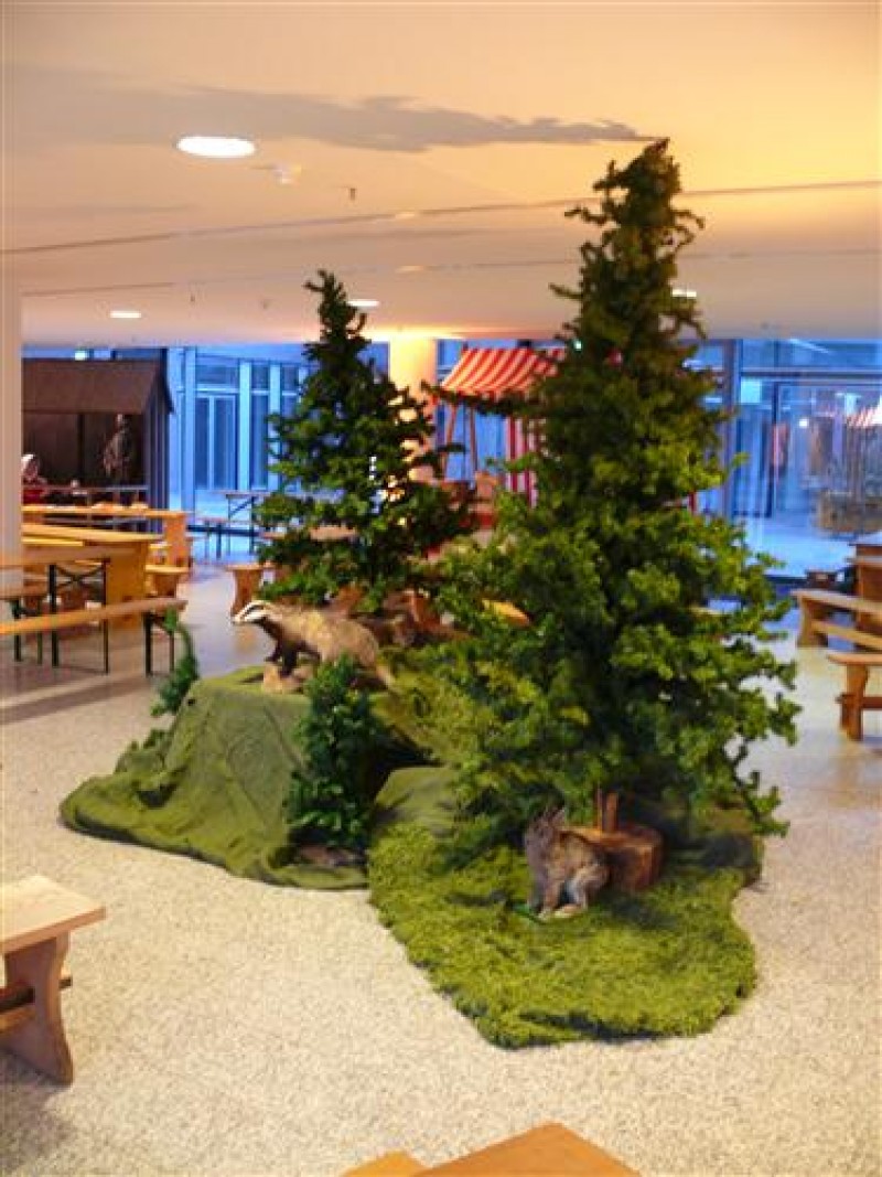 Waldlandschaft mit ausgestopften Tieren  - mit und ohne Schnee , Winterlandschaft , Winterdekoration – 4