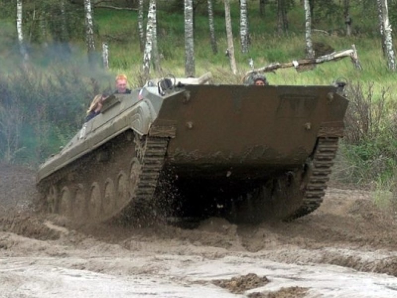 Panzer fahren im Schützenpanzer BMP