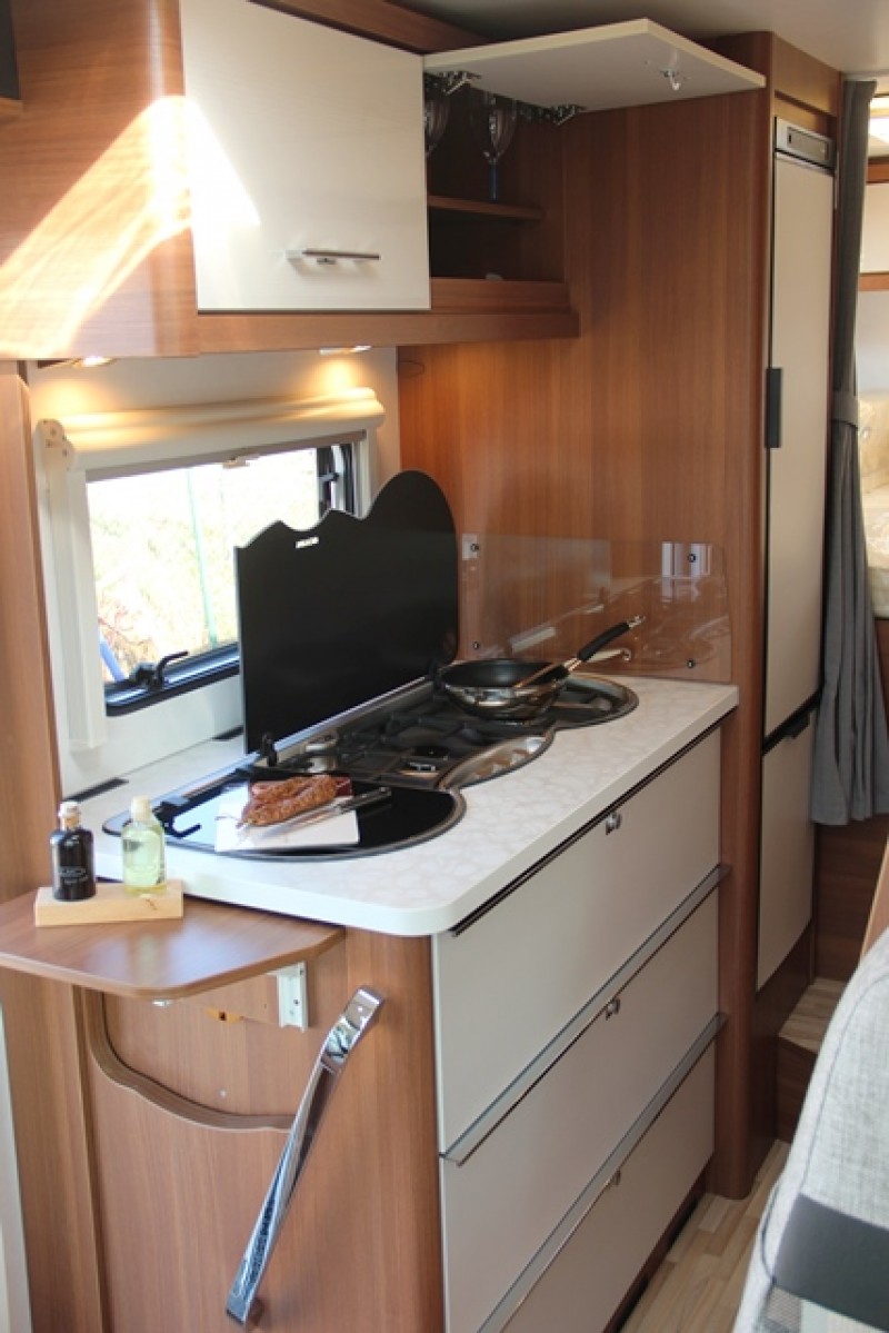 Kompakter 2er mit Backofen und Anhängerkupplung (oder ähnliches)636