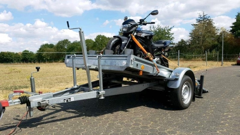 Premium Motorrad Anhänger Motorradtransporter bis zu 3 kippbar 1000 kg, mieten Vermietung