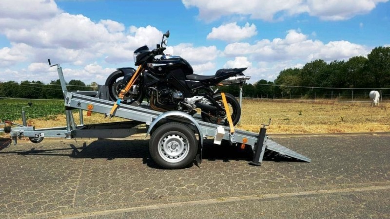 Premium Motorrad Anhänger Motorradtransporter bis zu 3 kippbar 1000 kg, mieten Vermietung